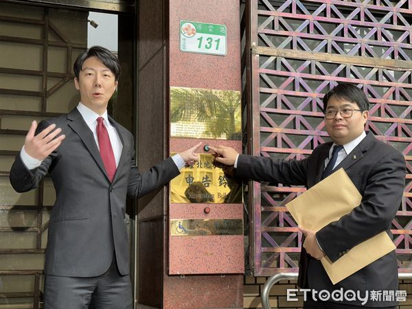 ▲▼民進黨新聞輿情主任吳崢與律師黃帝穎告發罷綠委連署涉偽造文書。（圖／記者劉昌松攝）