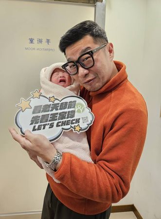▲恭喜馬力歐升格二寶爸！雙魚座兒子出生　緊握老婆手超有愛。（圖／翻攝自Facebook／馬力歐）
