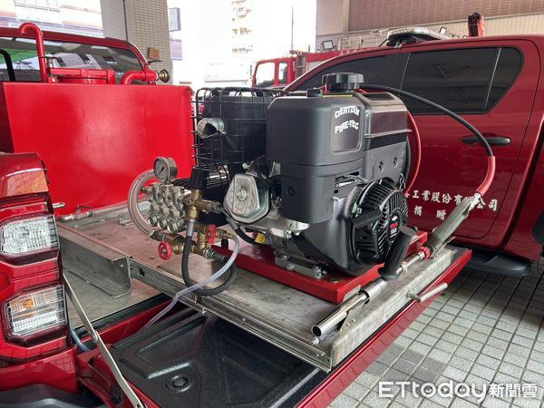 ▲上曜建設開發股份有限公司及永捷創新科技股份有限公司，7日舉辦聯合捐贈儀式，各捐贈1套價值新台幣60萬元高壓細水霧設備給予台南市消防局。（圖／記者林東良翻攝，下同）