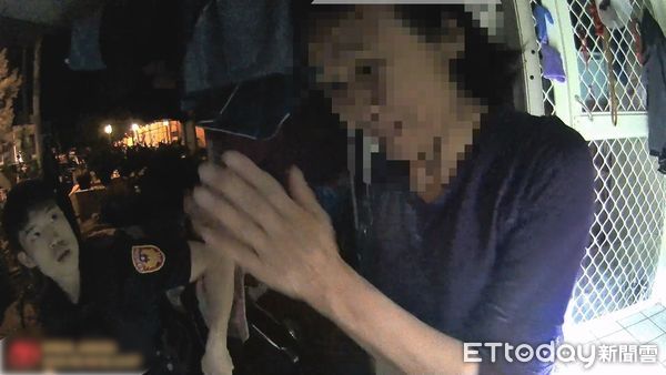 ▲▼員警深夜利用身邊的工具為被鎖在門外的婦人嚐試開鎖。（圖／吉安警分局提供，下同）