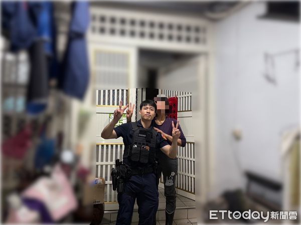 ▲▼員警深夜利用身邊的工具為被鎖在門外的婦人嚐試開鎖。（圖／吉安警分局提供，下同）