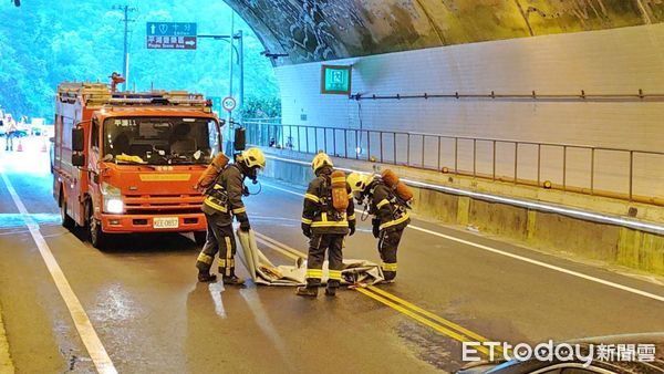 ▲平雙隧道模擬電動車火災演練。（圖／記者郭世賢翻攝）
