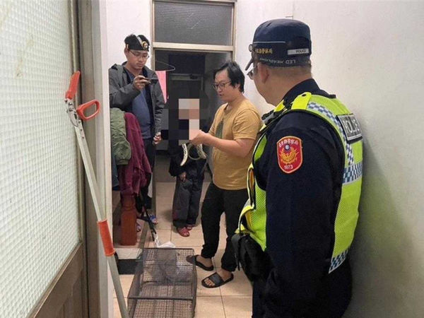 台東縣卑南鄉初鹿地區某民宅赫見約2公尺長的蛇。（台東警分局提供／蔡旻妤台東傳真）