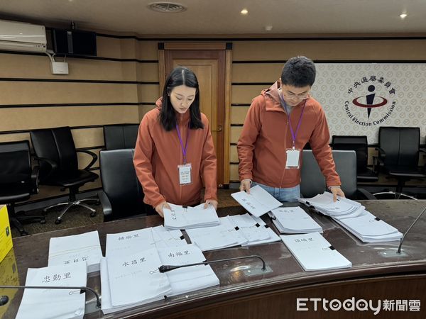 ▲▼   「憶事吳成」罷免吳沛憶團隊今赴中選會補件連署書      。（圖／憶事吳成提供）