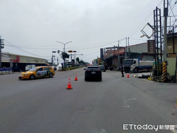 ▲▼             屏東女騎士遭砂石車輾斃。（圖／記者陳崑福翻攝，下同）