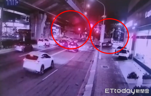 ▲▼高雄4輛砂石車「集體闖紅燈」！誇張畫面曝，網怒：要毀多少家庭。（圖／記者賴文萱翻攝）