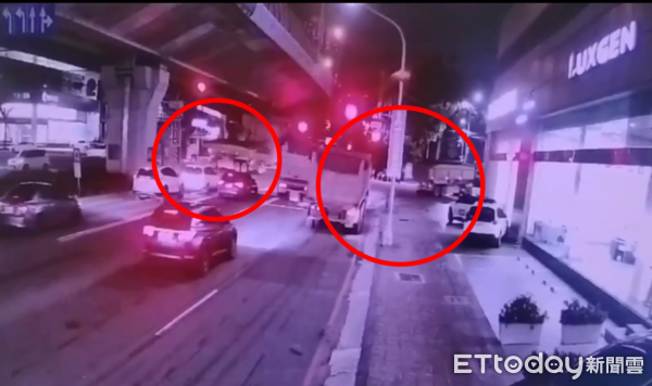 ▲▼高雄4輛砂石車「集體闖紅燈」！誇張畫面曝，網怒：要毀多少家庭。（圖／記者賴文萱翻攝）