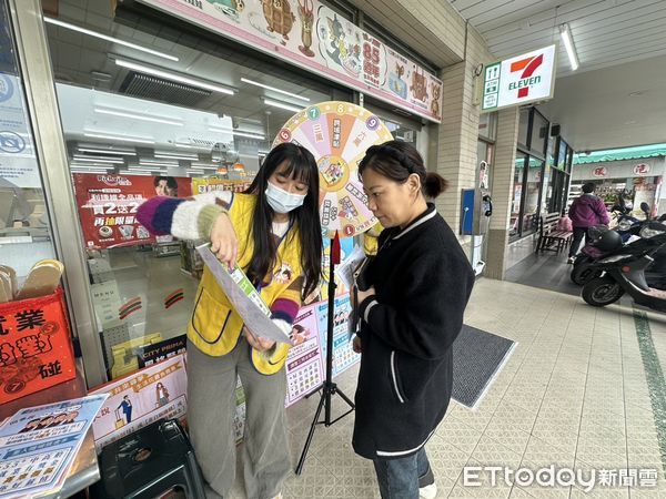 ▲勞動部雲嘉南分署永康就業中心7日在玉井區興南客運車站旁辦「就業007-偏偏就服你」快閃活動，吸引眾多搭公車及進超商的民眾參與。（圖／記者林東良翻攝，下同）