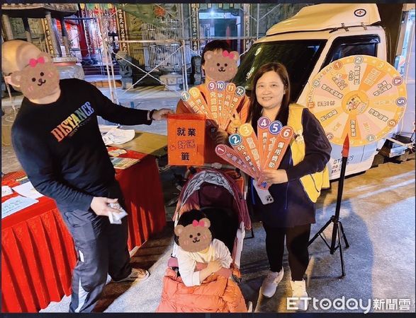 ▲勞動部雲嘉南分署永康就業中心7日在玉井區興南客運車站旁辦「就業007-偏偏就服你」快閃活動，吸引眾多搭公車及進超商的民眾參與。（圖／記者林東良翻攝，下同）