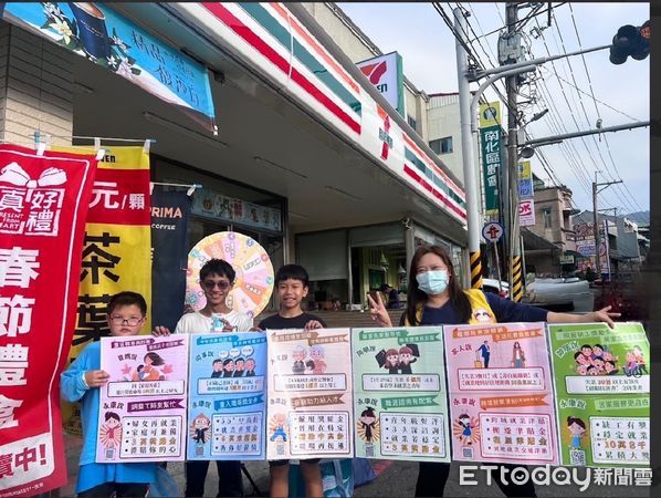 ▲勞動部雲嘉南分署永康就業中心7日在玉井區興南客運車站旁辦「就業007-偏偏就服你」快閃活動，吸引眾多搭公車及進超商的民眾參與。（圖／記者林東良翻攝，下同）