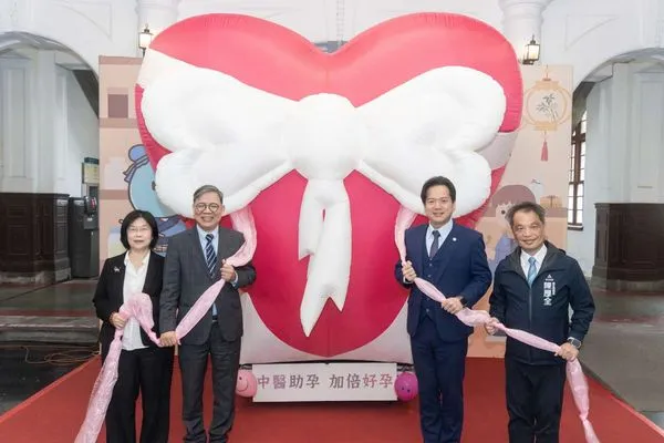 ▲代理市長邱臣遠偕同與會來賓進行啟用儀式。（圖／新竹市政府提供）