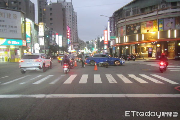 ▲▼自小客車左轉時未禮讓直行車，機車緊急煞車打滑衝撞。（圖／民眾提供，下同）
