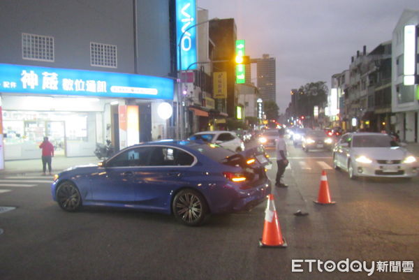 ▲▼自小客車左轉時未禮讓直行車，機車緊急煞車打滑衝撞。（圖／民眾提供，下同）