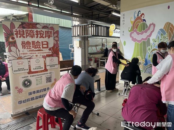 ▲▼花蓮視障按摩進駐重慶巿場辦理體驗活動，現場加碼發送抵用劵。（圖／花蓮縣政府提供，下同）
