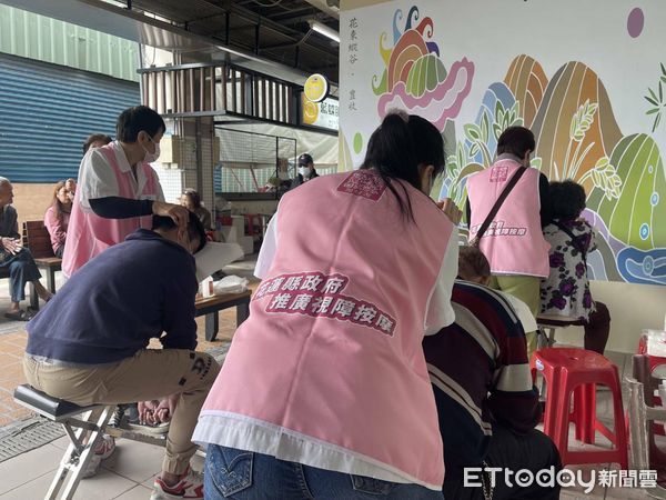 ▲▼花蓮視障按摩進駐重慶巿場辦理體驗活動，現場加碼發送抵用劵。（圖／花蓮縣政府提供，下同）