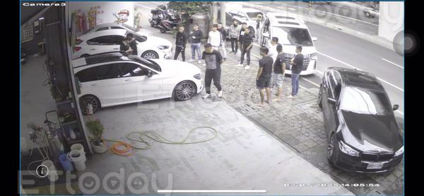 ▲超過十幾名黑衣人包圍車行，一輛賓士C43被砸             。（圖／民眾提供）