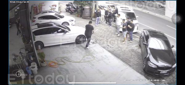 ▲超過十幾名黑衣人包圍車行，一輛賓士C43被砸             。（圖／民眾提供）