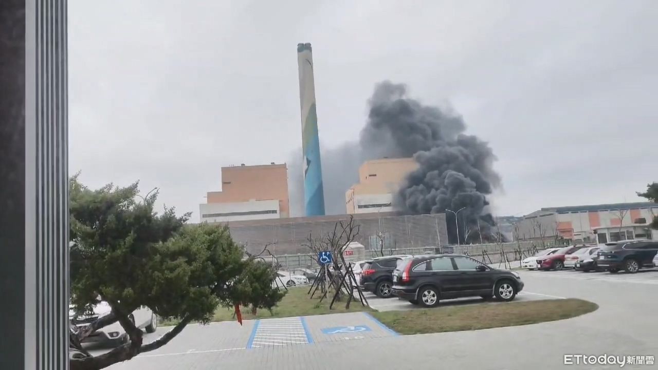 快訊／核三廠才火警！台中火力發電廠突冒大火　濃煙狂竄畫面曝 | ETtoday社會新聞 | ETtodayAMP