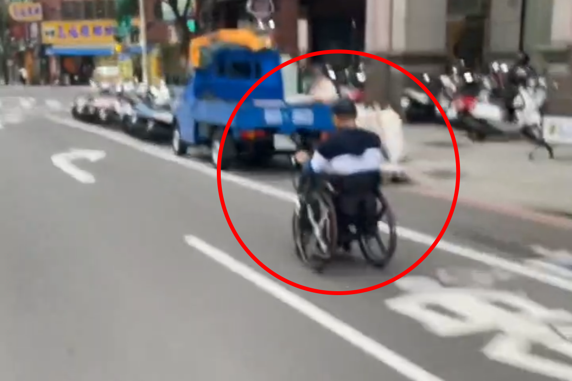 ▲▼超狂阿伯坐電動輪椅一路狂飆　騎士「時速40」被超車傻眼：比我還快 。（圖／翻攝社會事新聞影音）