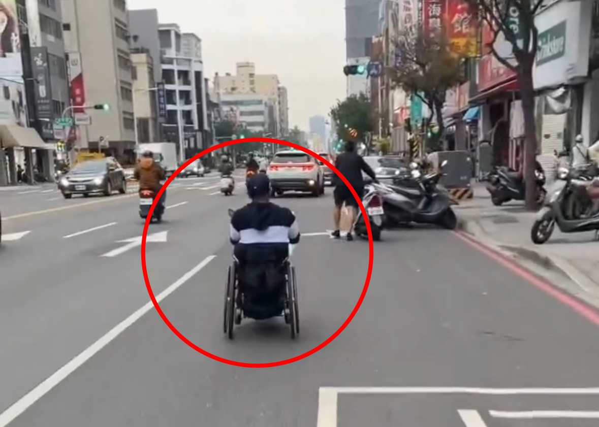 ▲▼超狂阿伯坐電動輪椅一路狂飆　騎士「時速40」被超車傻眼：比我還快 。（圖／翻攝社會事新聞影音）