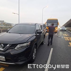 快訊/下班注意!台88萬大橋「3車+1遊覽車」追撞 貨車險變鐵餅