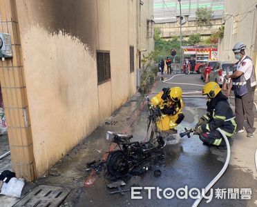 快訊/高雄電動機車騎樓充電突起火 整輛車燒剩骨架