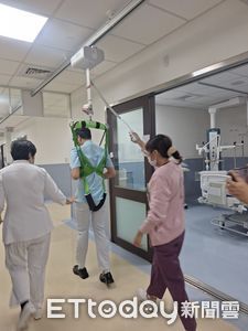 大仁科大+菲律賓學生訪屏東榮總　智慧藥局驚嘆不已