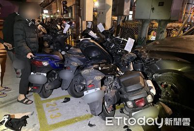 剛拜完烘爐地!基隆少年無照載3友衝進停車場 「撞毀17機車」GG了