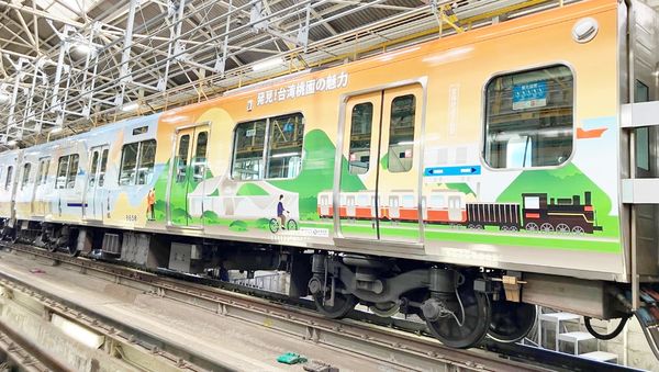 ▲桃園市觀旅局、桃園捷運公司與日本南海鐵道列車合作，將桃園山海四季美景彩繪在列車上。（圖／桃市府觀旅局提供）