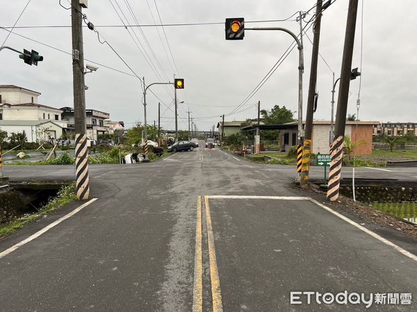 ▲▼宜蘭冬山鄉，黑、白色路口相撞，一撞電桿一側翻大水溝中，釀一輕傷。（圖／記者游芳男翻攝，下同）
