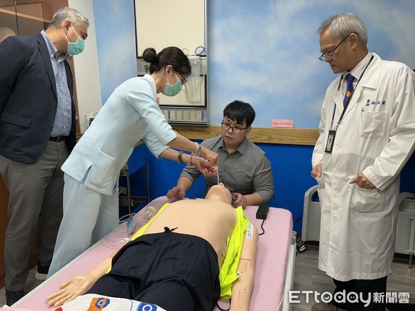 ▲靜脈注射訓練             。（圖／屏基提供）