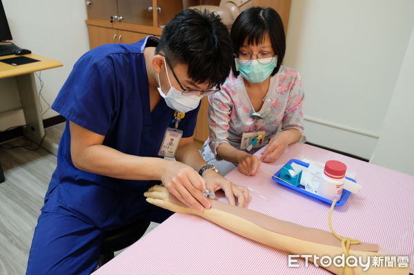 ▲靜脈注射訓練             。（圖／屏基提供）