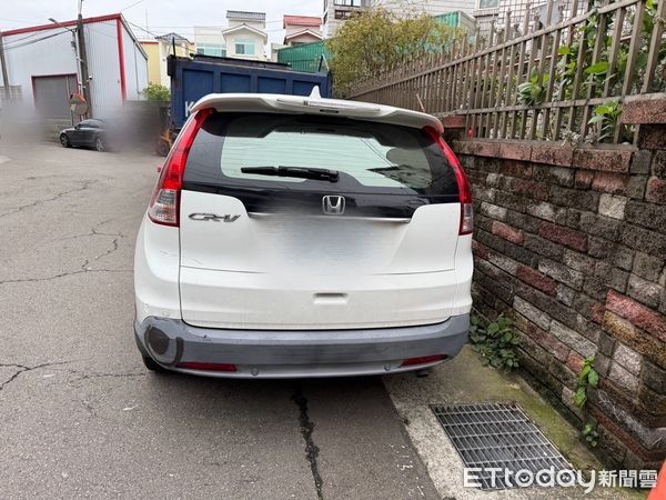 ▲陳姓年輕建商疑似服用安眠藥後，開著保時捷跑車，在頭份市區擦撞6輛汽機車，爆胎後才被查獲，未好未釀人人員傷亡。（圖／記者楊永盛翻攝）