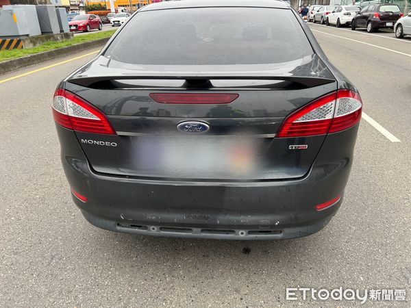 ▲陳姓年輕建商疑似服用安眠藥後，開著保時捷跑車，在頭份市區擦撞6輛汽機車，爆胎後才被查獲，未好未釀人人員傷亡。（圖／記者楊永盛翻攝）