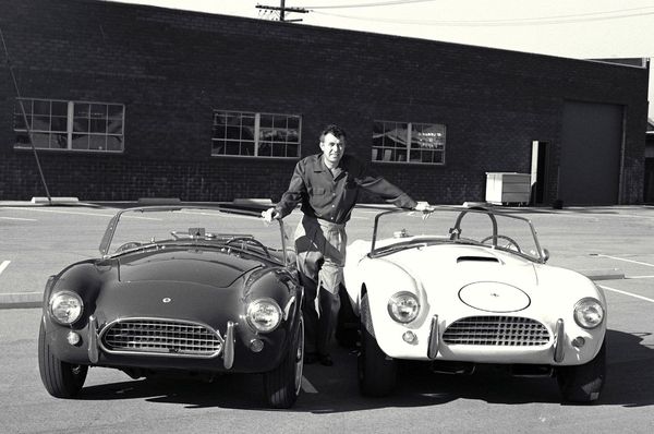 美國賽車大師 Carroll Shelby將英國AC Ace小型輕量敞篷跑車，塞入一顆美式 V8 引擎，創造出當時最狂暴的街道合法賽車。