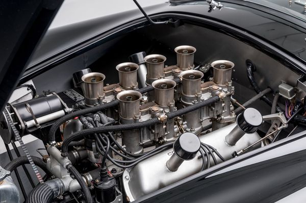 最早的Shelby Cobra採用Ford 4.2L V8自然進氣引擎（輸出 260 hp/37kgm）。