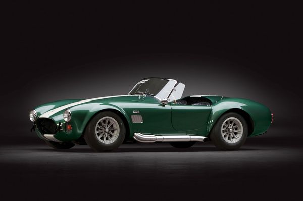 Shelby Cobra 427 搭載 7.0L V8自然進氣引擎（輸出 425hp/66kgm），成為美式性能車的巔峰之一。