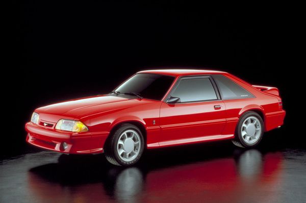 1993 年Mustang SVT Cobra由Ford特別車輛團隊（SVT）打造，開啟 Mustang 高性能版本的新時代。
