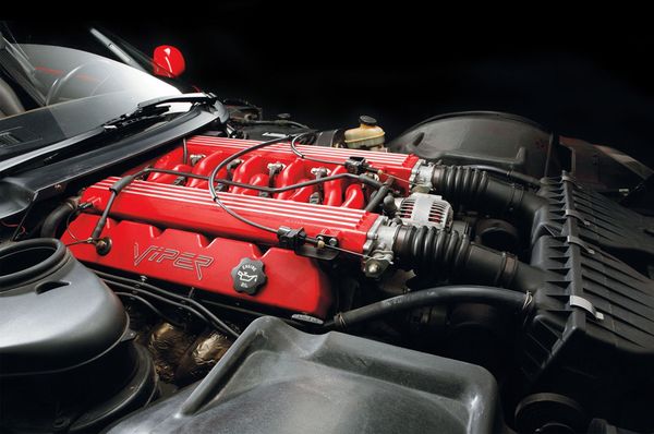 Dodge Viper搭載8.0L V10自然進氣引擎，輸出超過400匹馬力。