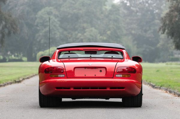 Dodge Viper的車尾相當寬大，強化後輪驅動的肌肉跑車姿態，並讓車輛在高速行駛時更具穩定性。