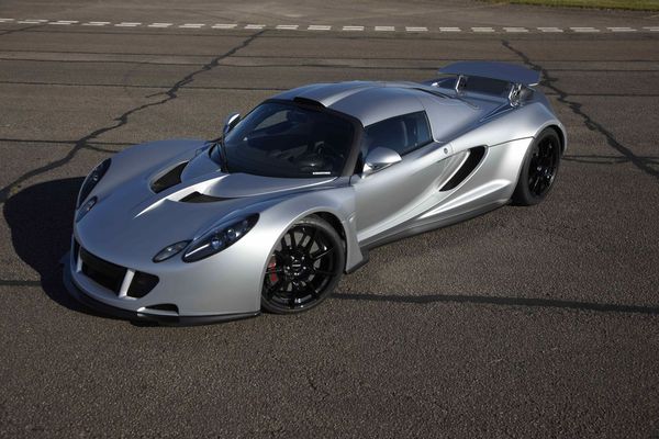 Hennessey Venom GT採用碳纖維與鋁合金結構，並對Lotus Exige原有底盤進行加長、加強，以支撐高達 1,244 馬力的 V8 雙渦輪增壓引擎。