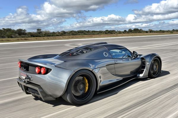 Venom GT 在測試時曾遭遇過幾次引擎爆缸的意外，開發團隊笑稱：「這台車不只像毒蛇，還會反咬我們一口。」