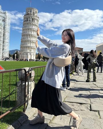 ▲高圓圓11年後與比薩斜塔合照。（圖／翻攝自Instagram／gaoyuanyuan_gyy）