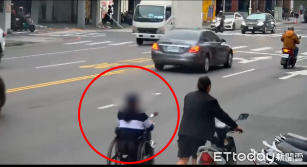 ▲▼超狂阿伯坐電動輪椅一路狂飆　騎士「時速40」被超車傻眼：比我還快 。（圖／翻攝社會事新聞影音）