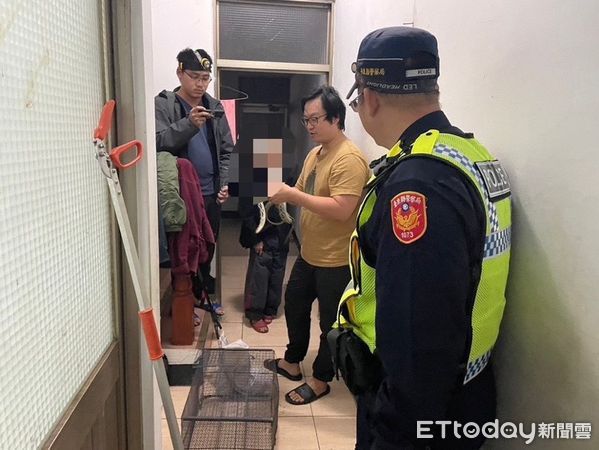 ▲民宅驚見大蛇出沒，警方協助幫忙。（圖／記者楊漢聲翻攝）