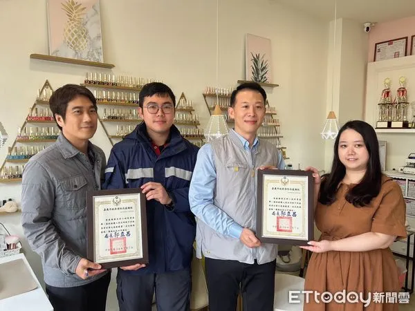 ▲▼   嘉義美甲師建民眾路倒民眾主動伸援，消防局副局長代表親贈感謝狀  。（圖／記者翁伊森攝）