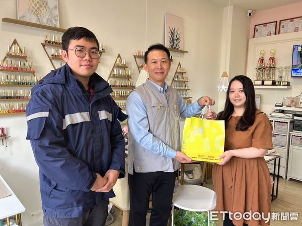 ▲▼   嘉義美甲師建民眾路倒民眾主動伸援，消防局副局長代表親贈感謝狀  。（圖／記者翁伊森攝）