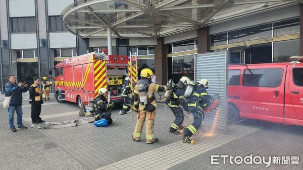 ▲▼ 高雄富野大飯店「消防車聚集」！網問：發生什麼事？　真相曝光。（圖／記者賴文萱翻攝）