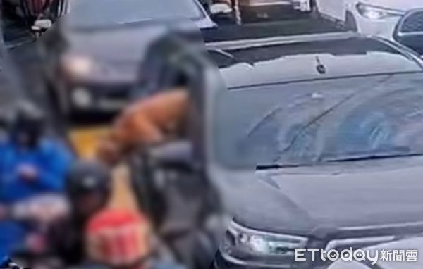 ▲比特犬「誤開車窗」飛撲撕咬騎士　飼主傻眼急下車拉狗。（圖／記者邱中岳翻攝）