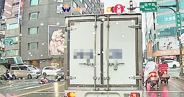 ▲桃園市中壢交通分隊5日上午接獲一輛轎車左轉時未禮讓行人，撞飛2名正在穿越人行道小學生，圖為現場撞擊瞬間(一)。（圖／翻攝自網路YT）